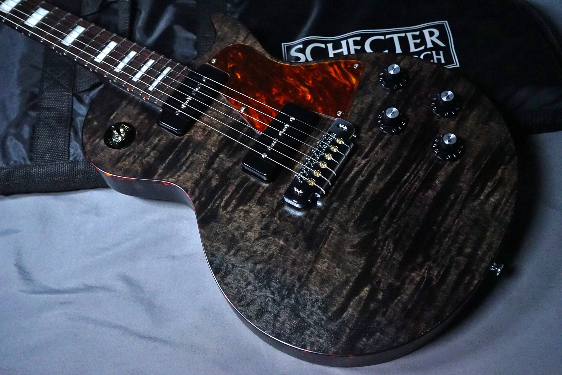 ルックスを変えて気分一新！シェクターのLPスペシャル｜ギターマニア