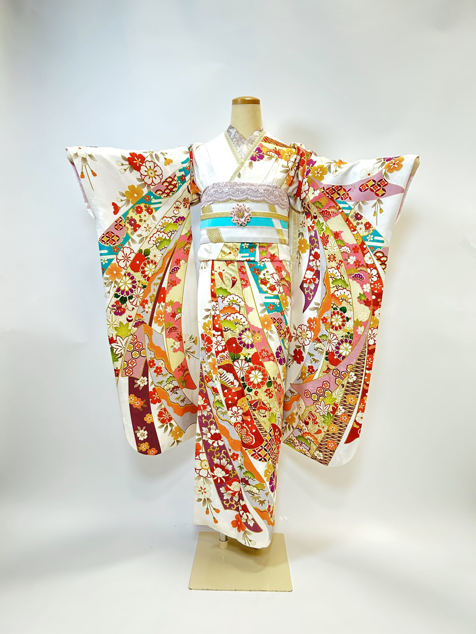 白地にカラフルな熨斗柄が個性的 | 京都・大阪で振袖・前撮りのこと