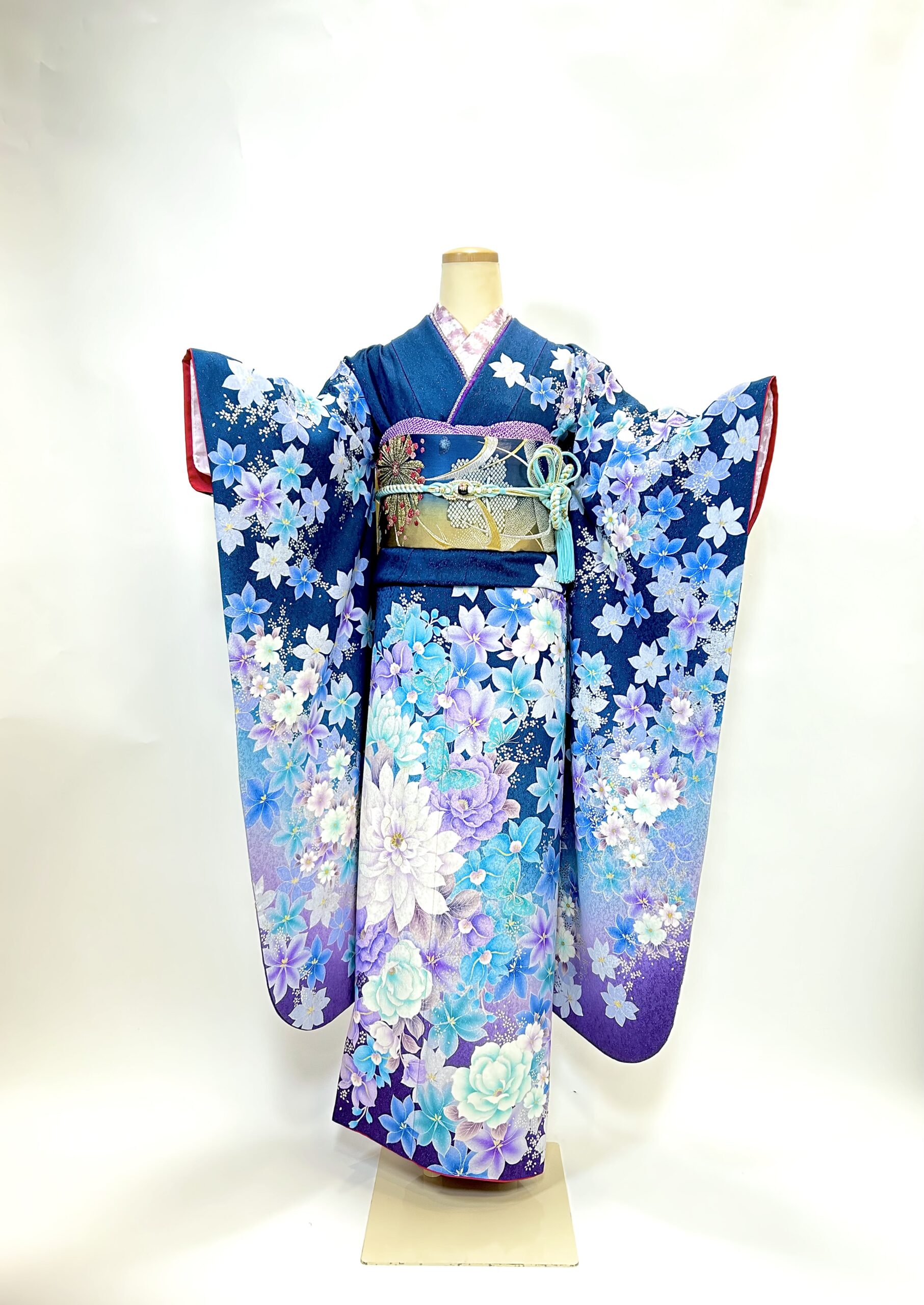 花に蝶が舞うラメが綺麗な青 | 京都・大阪で振袖・前撮りのことなら花⼗⾊