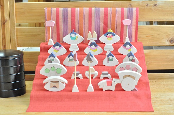 雛人形 遊プラン・小黒三郎 円びな五段飾り・小 （普通垂幕 赤） 木の