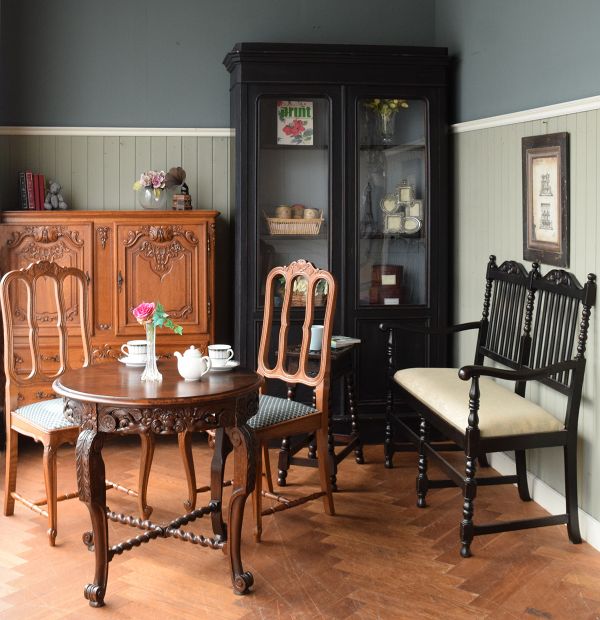 アンティークのテーブル、彫刻が美しいフランス生まれのダイニング