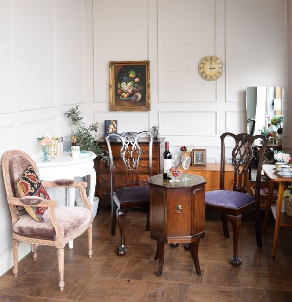 フランスから届いたアンティーク調の椅子、シャビーシックでおしゃれな