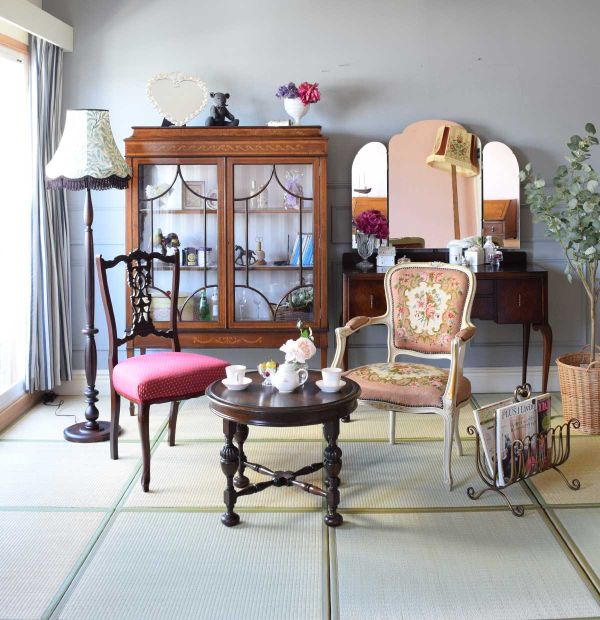 ダイヤとパールのモチーフが女性らしいハートの形のスタンドミラー(n8