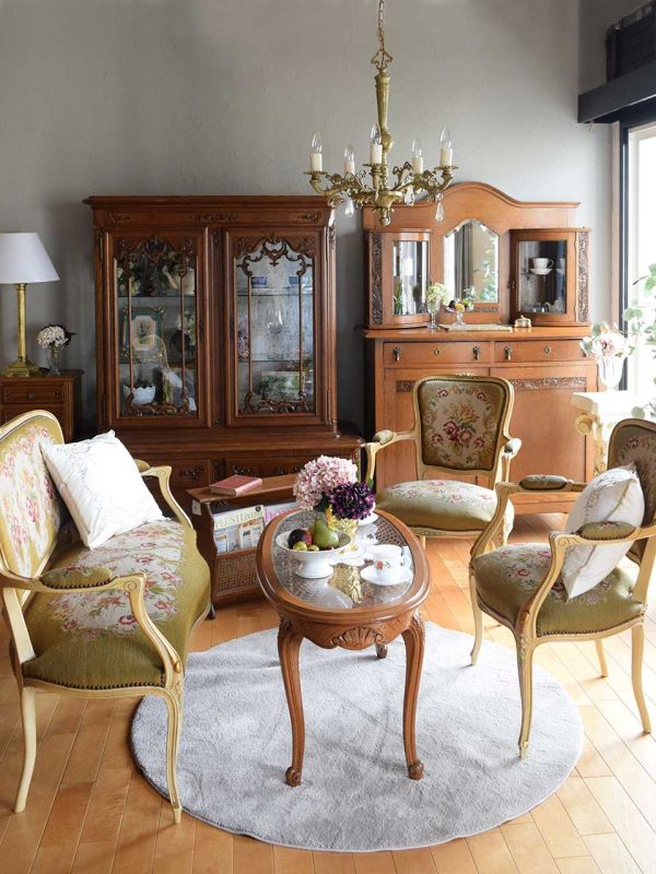 ヨーロッパ調のおしゃれな花台、バラの装飾が美しいアンティーク風の