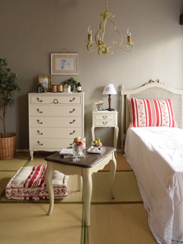 フランスのアンティーク調のおしゃれなローテーブル、シャビーシックな