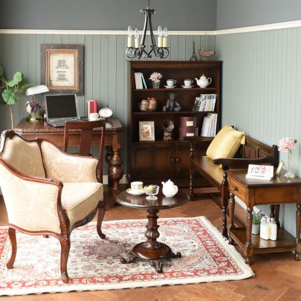 イギリスから届いた引き出し付きのローテーブル、アンティークのソファ