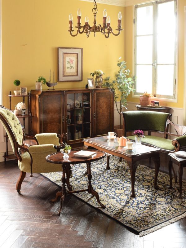 イギリスから届いたアンティークのコーナー家具、おしゃれな飾り棚