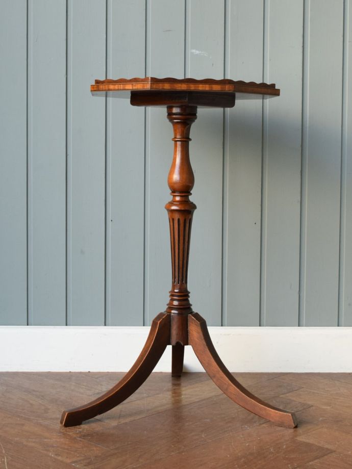 定番のアンティーク家具を買うならコレ！八角形の天板がおしゃれな