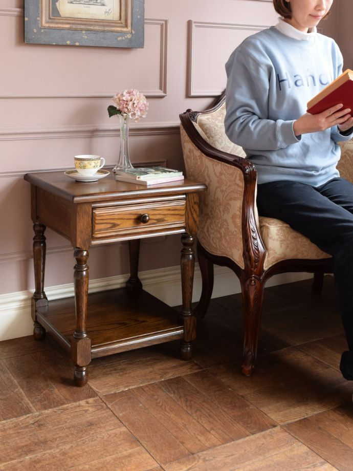 イギリスから届いた引き出し付きのローテーブル、アンティークのソファ