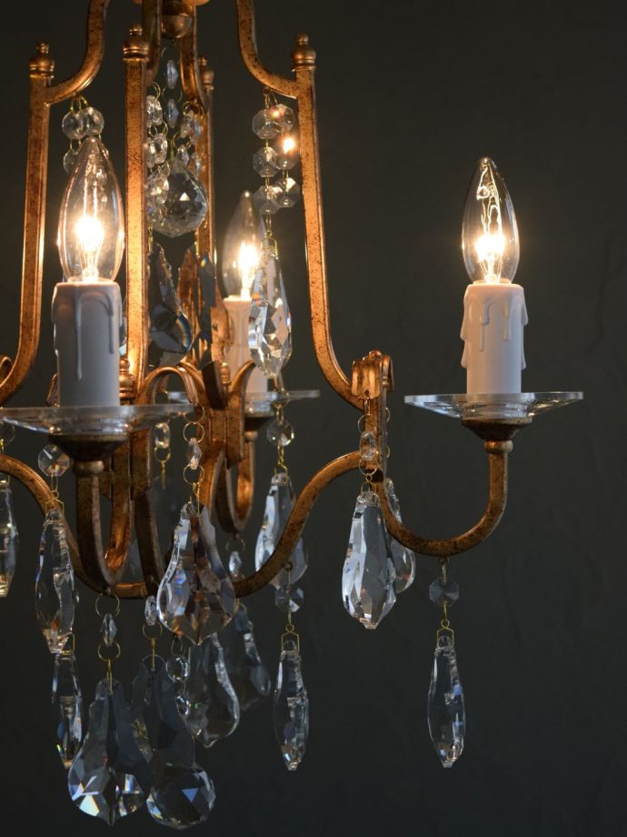 アンティーク調のおしゃれな照明器具、ガラスアクセサリーがキラキラ