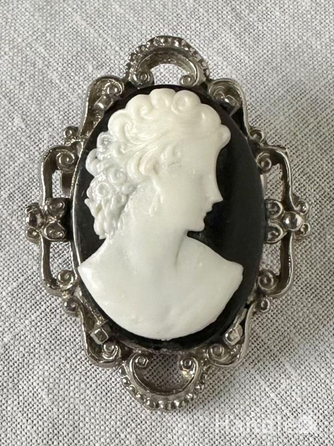 女性の横顔が浮かび上がるアンティークカメオ、おしゃれなアンティーク