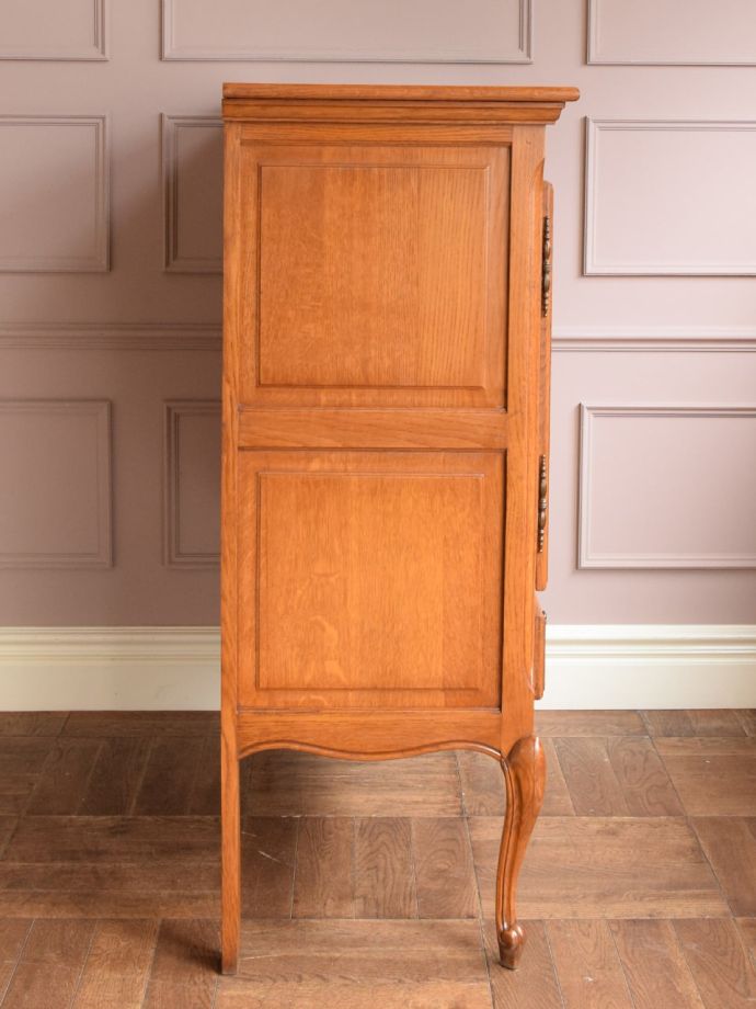 フランス生まれのアンティーク家具、扉の彫が美しいフレンチ