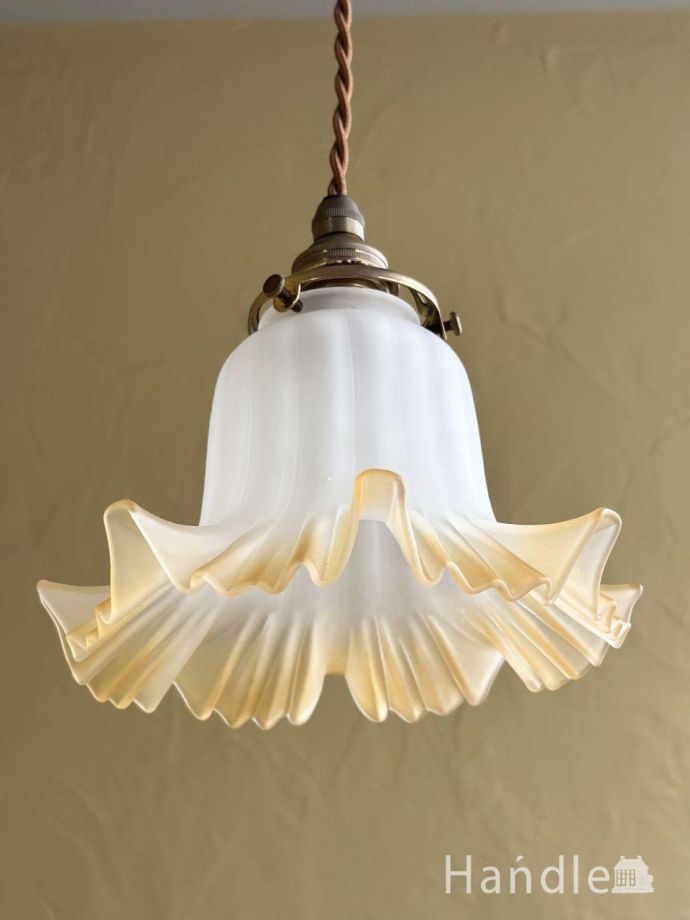 フリルが可愛いガラスシェード、アンティーク調のペンダントライト