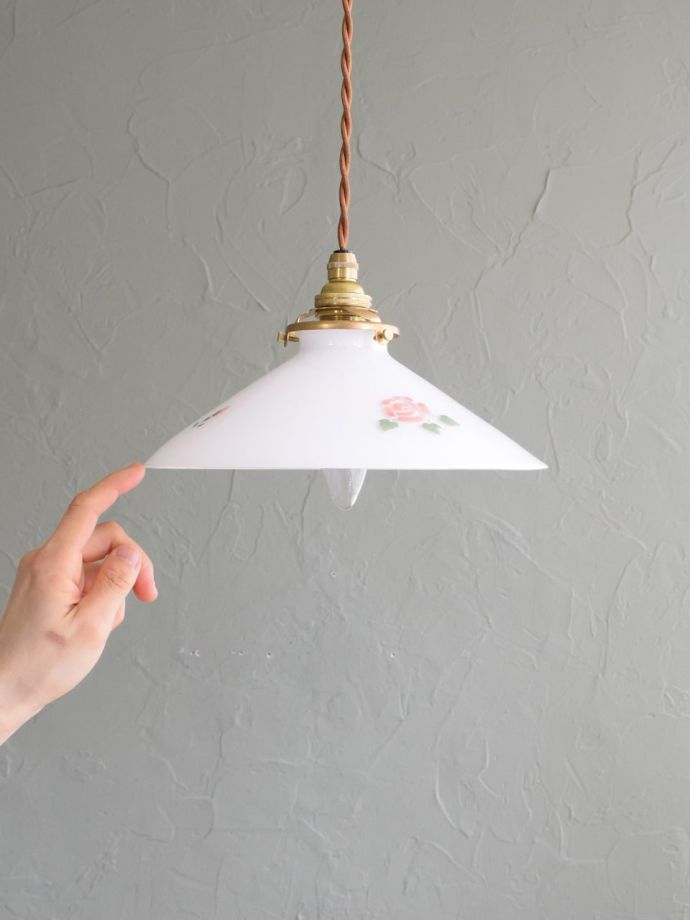 おしゃれなガラスペンダントライト、ミルクガラスに1輪のバラ模様が