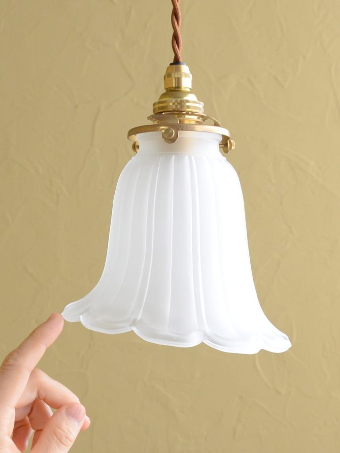 ナナメにカットされたラインが美しいガラスシェードのペンダントライト