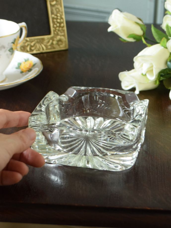 イギリスのアンティークガラスの灰皿、スクエアタイプのプレスドグラス
