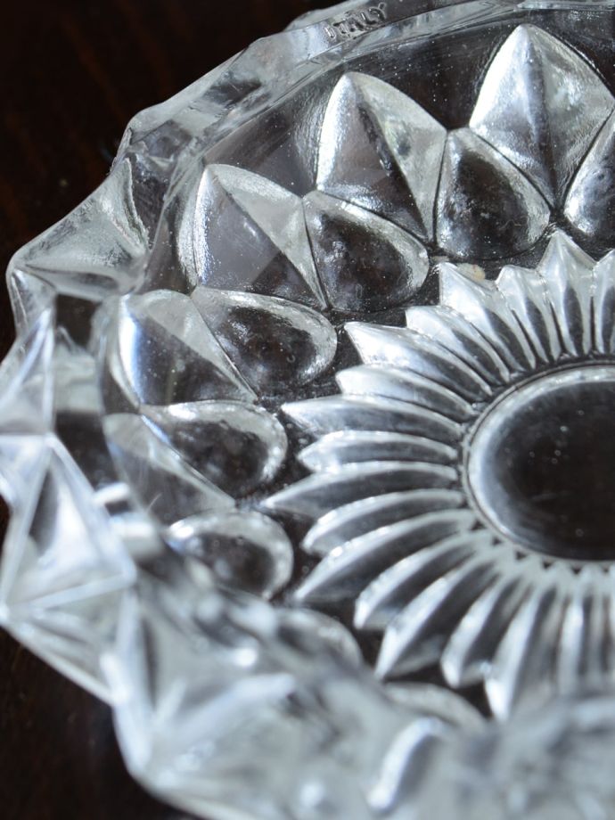 イギリスから届いたアンティークガラス雑貨、プレスドグラスのアッシュ