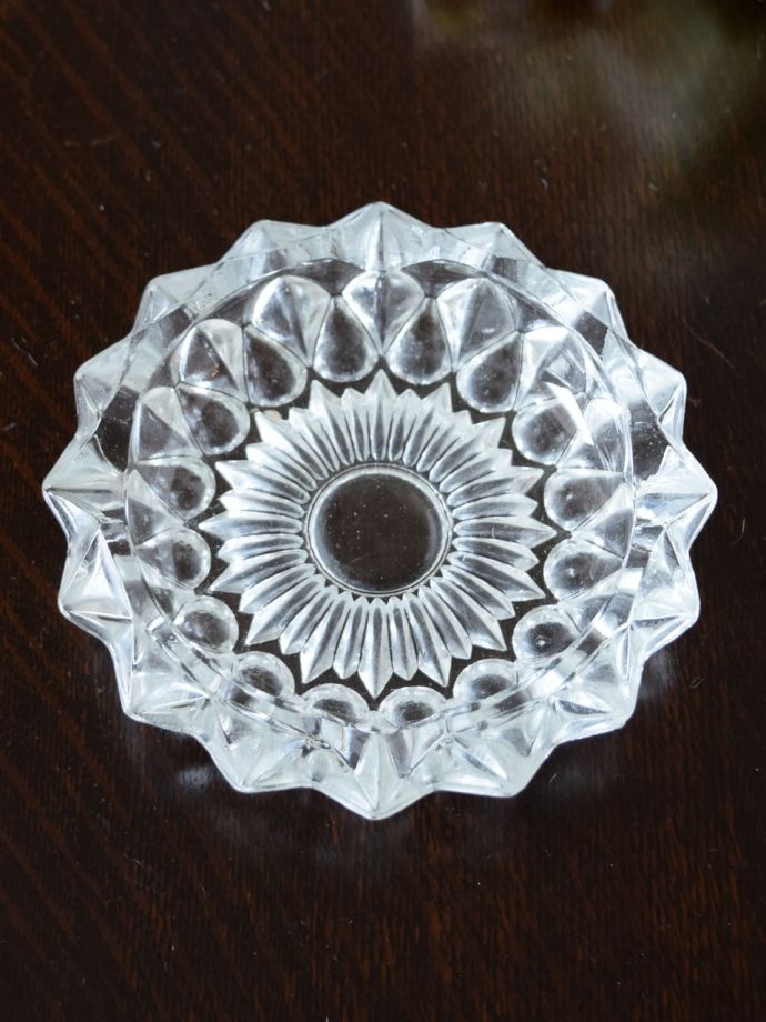 イギリスから届いたアンティークガラス雑貨、プレスドグラスのアッシュ