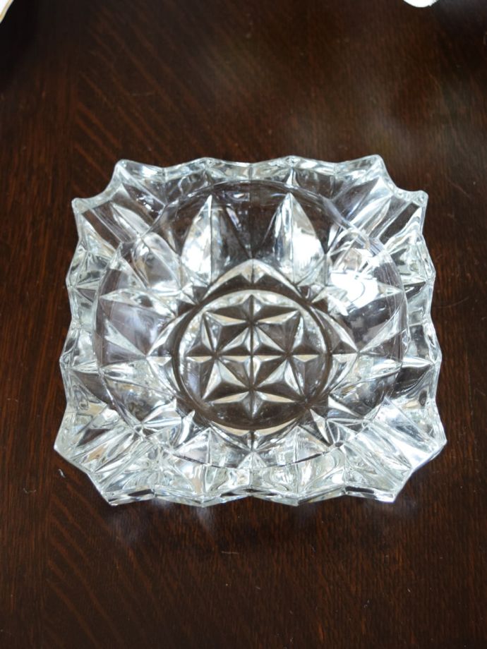 英国のおしゃれな灰皿、きらきら美しいプレスドグラスのアッシュトレイ