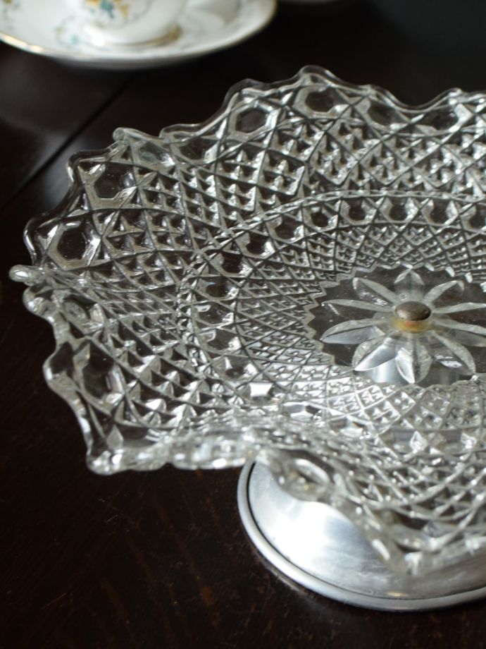 英国のアンティークガラスの食器、フォルムが美しいフルーツスタンド