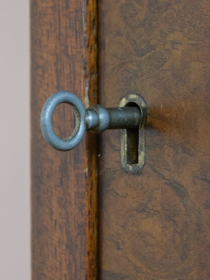 イギリスから届いたアンティークのショーケース、シノワズリのガラス