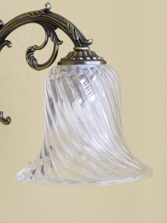アンティーク風の木製の壁付け照明、クリアなガラスのシェードが可愛い