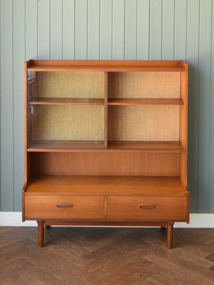 ミッドセンチュリースタイルのサイドボード、チーク材のおしゃれな