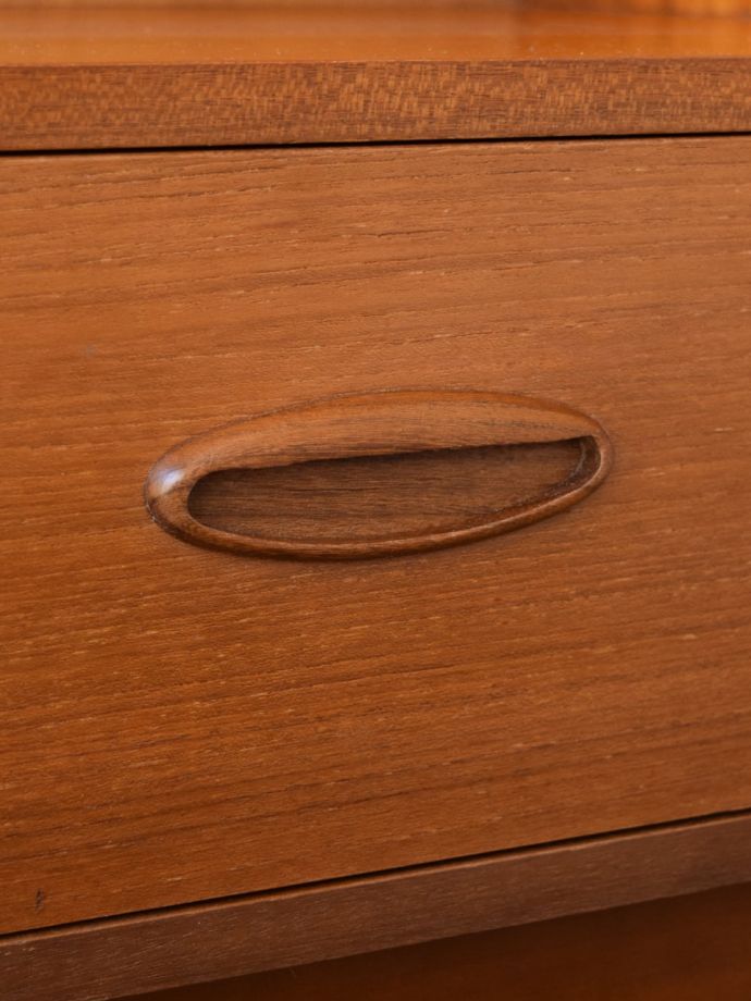 ミッドセンチュリースタイルのサイドボード、チーク材のおしゃれな