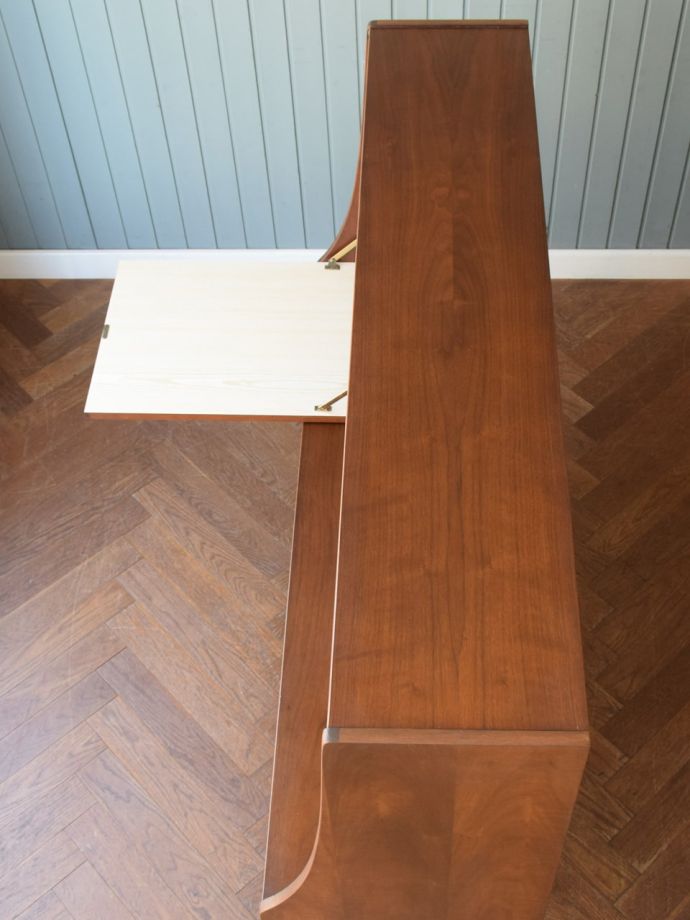 ミッドセンチュリースタイルのビンテージ家具、イギリスJentique社の