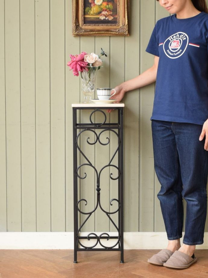 アンティーク風のおしゃれなフラワースタンド、大理石天板✕アイアンの