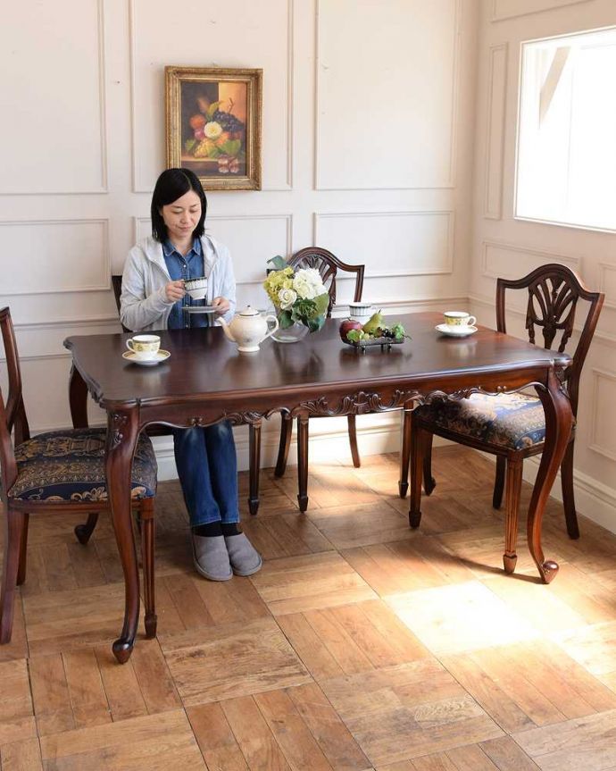 アンティーク家具屋が選んだ、アンティーク風のダイニングテーブル(y