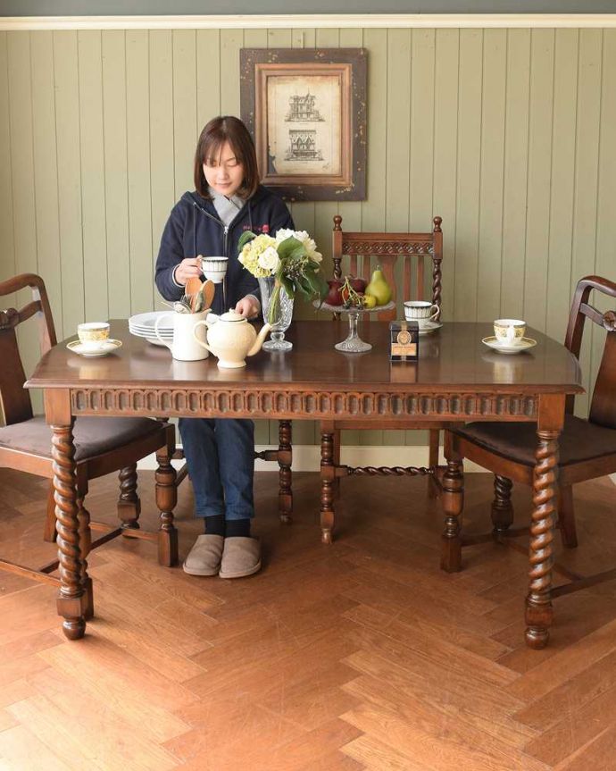 アンティーク風のダイニングテーブル、ツイスト脚が美しい4人掛けの