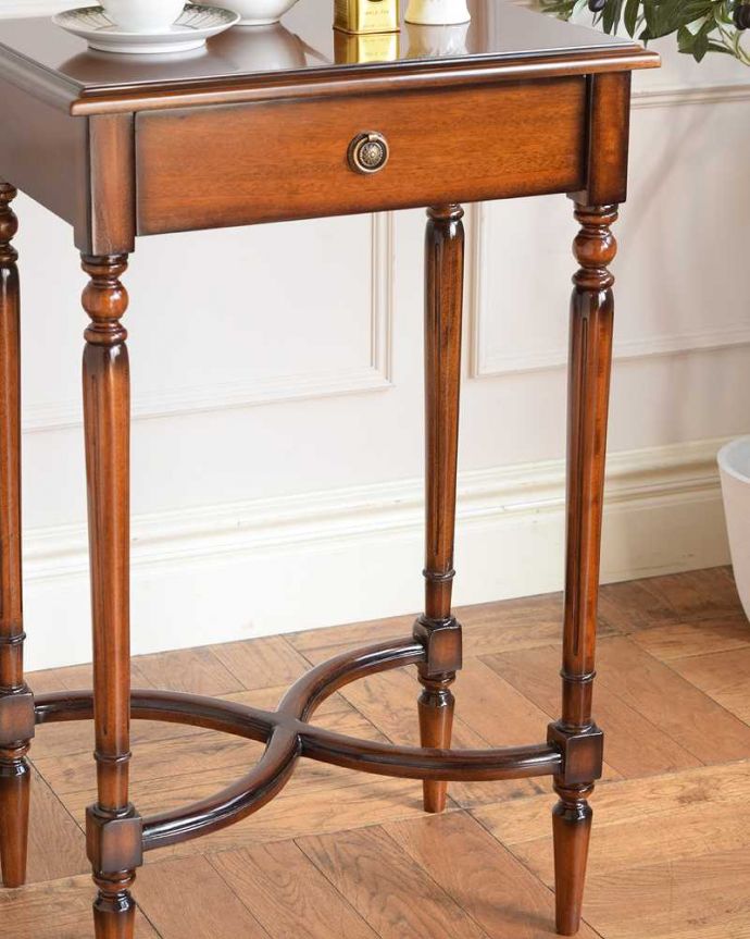 アンティーク風の優雅な家具、引き出し付きの英国風サイドテーブル(y