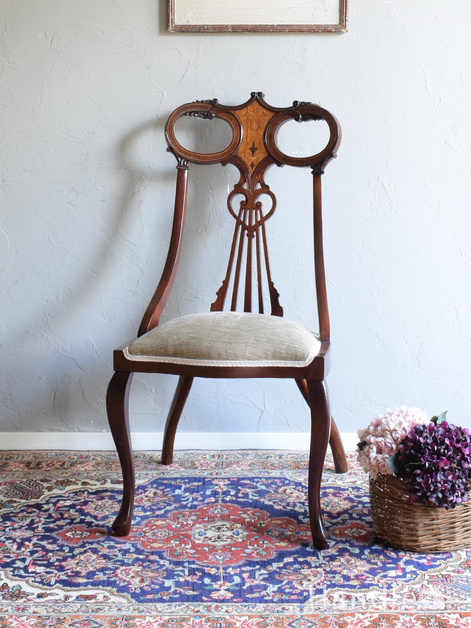 英国アンティークのバルーンバックチェア、1900年代に作られた美しい