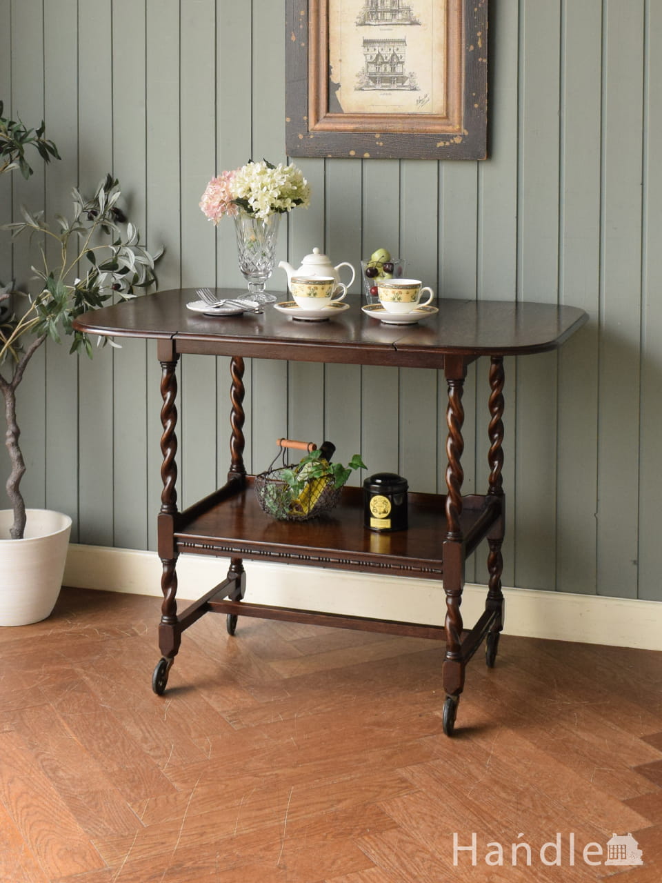 キッチン、ダイニングで使えるヴィンテージ家具、小ぶりなチーク材の