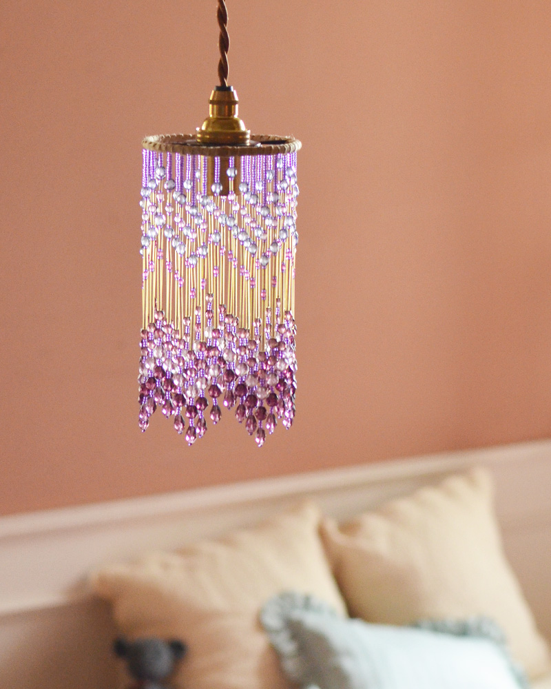 ライラック色のガラスビーズがおしゃれな照明、ビーズランプ（コード