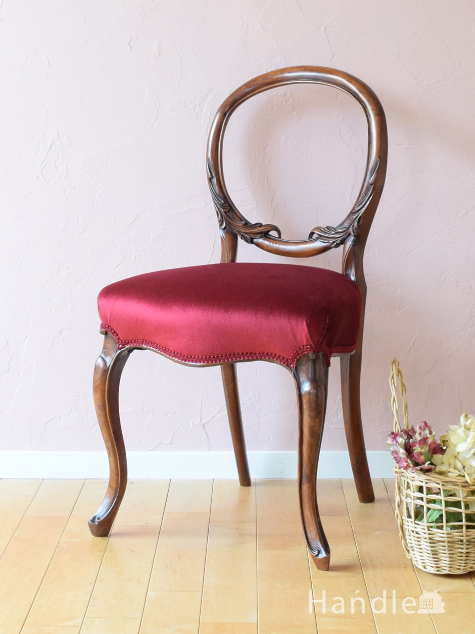 イギリスのアンティークチェア、背もたれの曲線が優雅なバルーンバック
