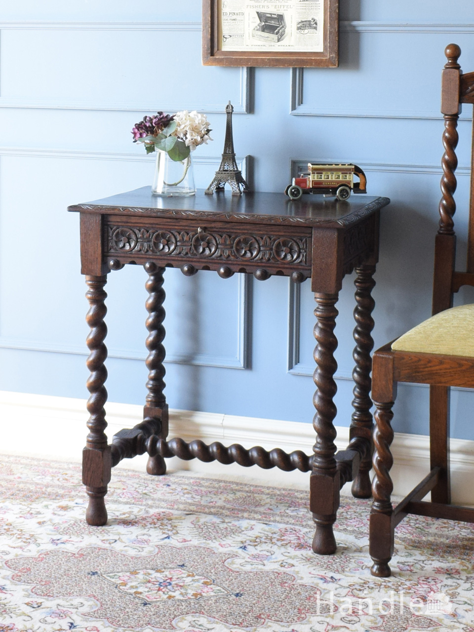 英国アンティークのおしゃれなコンソールテーブル、引き出し付きの飾り