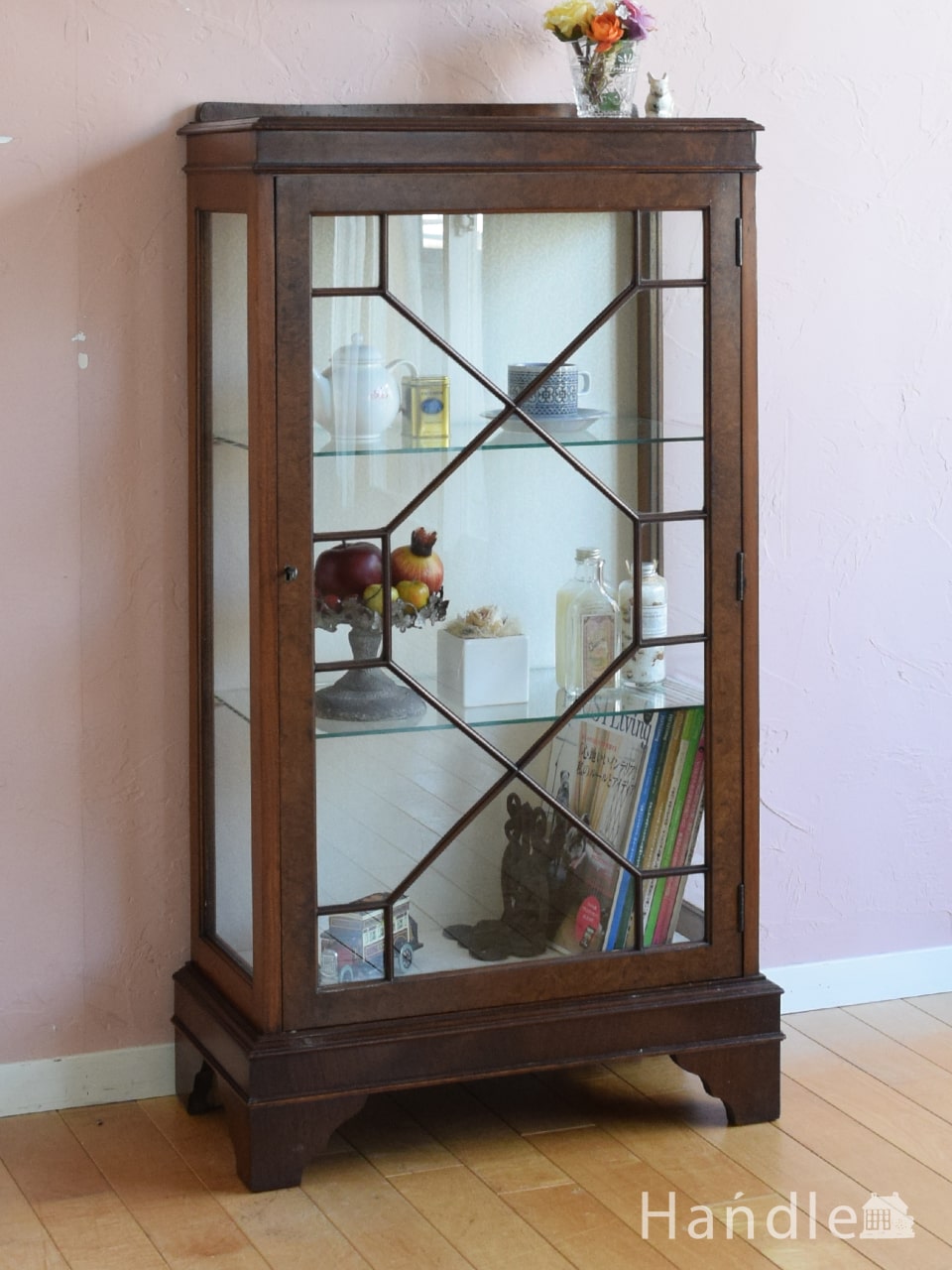 イギリスから届いたアンティークのショーケース、シノワズリのガラス