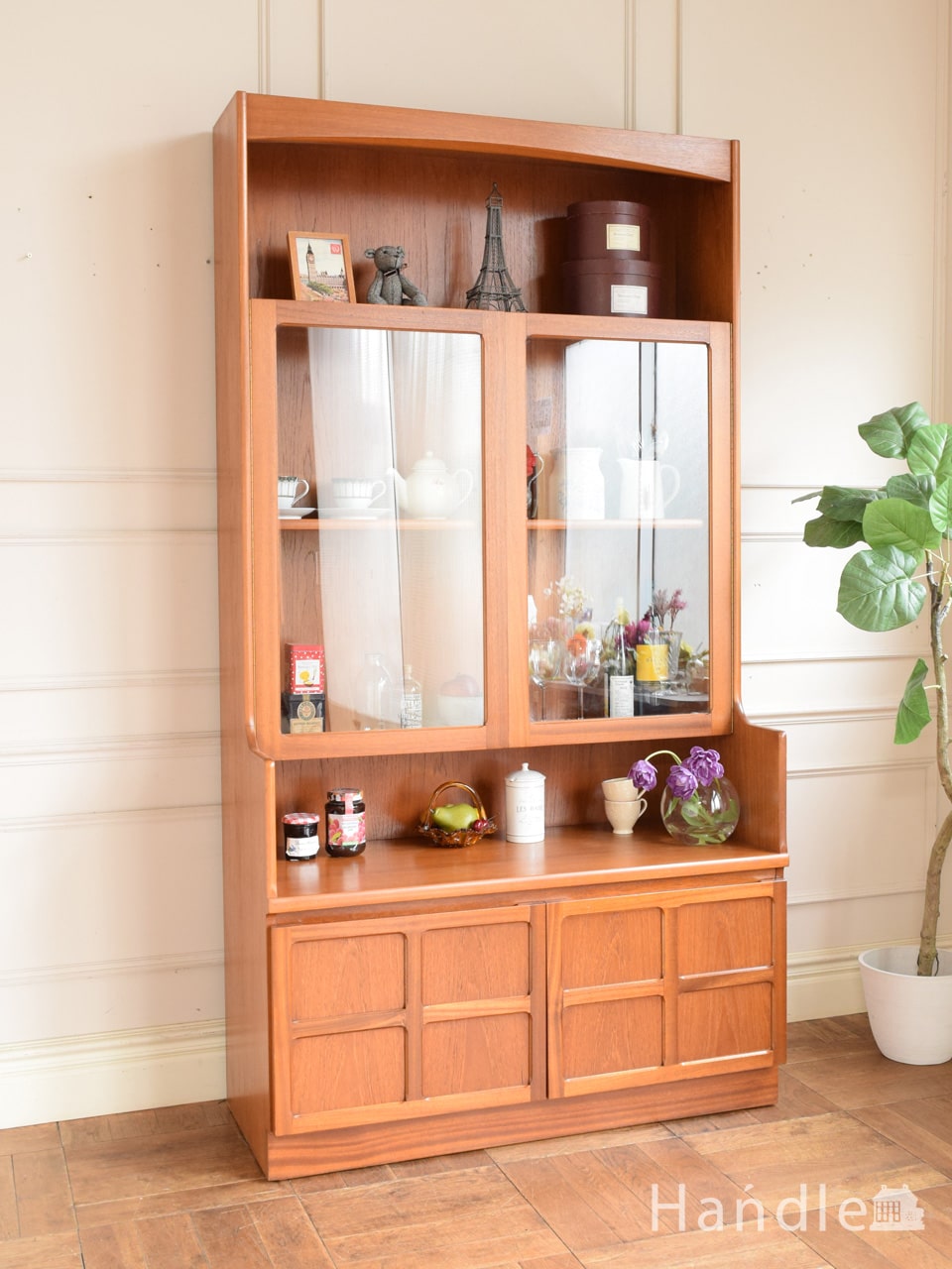 イギリスから届いたビンテージキャビネット、ネイサン社（Nathan）の