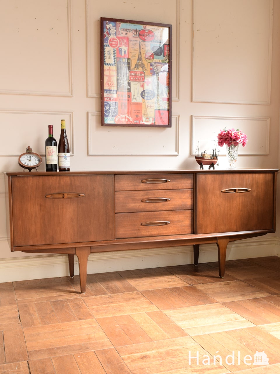 ジェンティーク（JENTIQUE）のヴィンテージ家具、引き戸式サイドボード