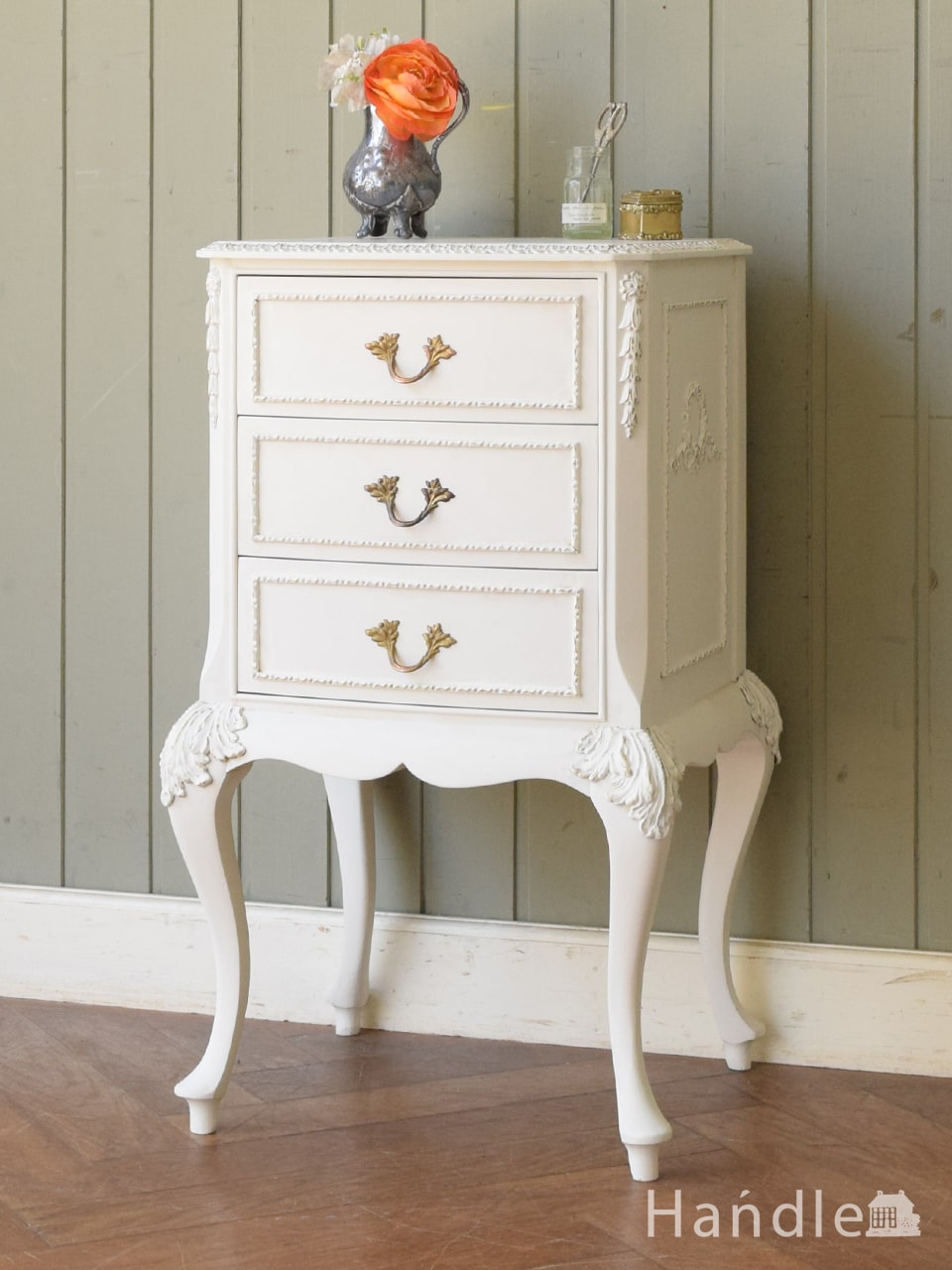 フランスから届いた白いベッドサイドチェスト、優雅な猫脚の