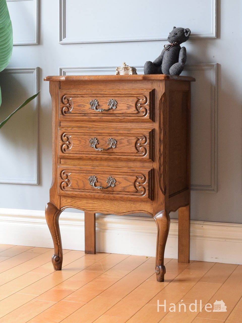 フランスから届いたアンティークのサイドチェスト、コンパクトサイズの