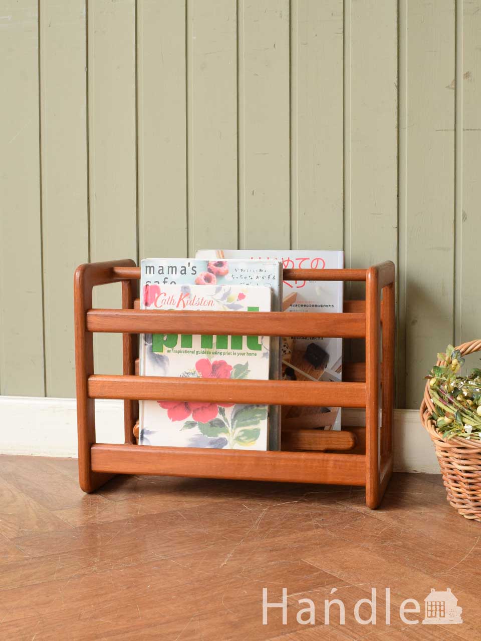 チーク材のおしゃれな雑誌収納、北欧スタイルのビンテージマガジン