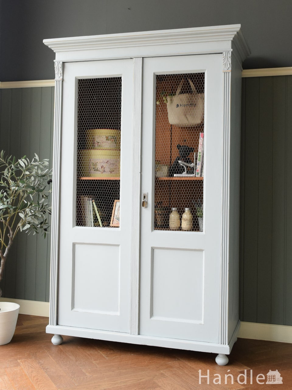 フランスから届いたアンティークのおしゃれなキャビネット、たっぷり