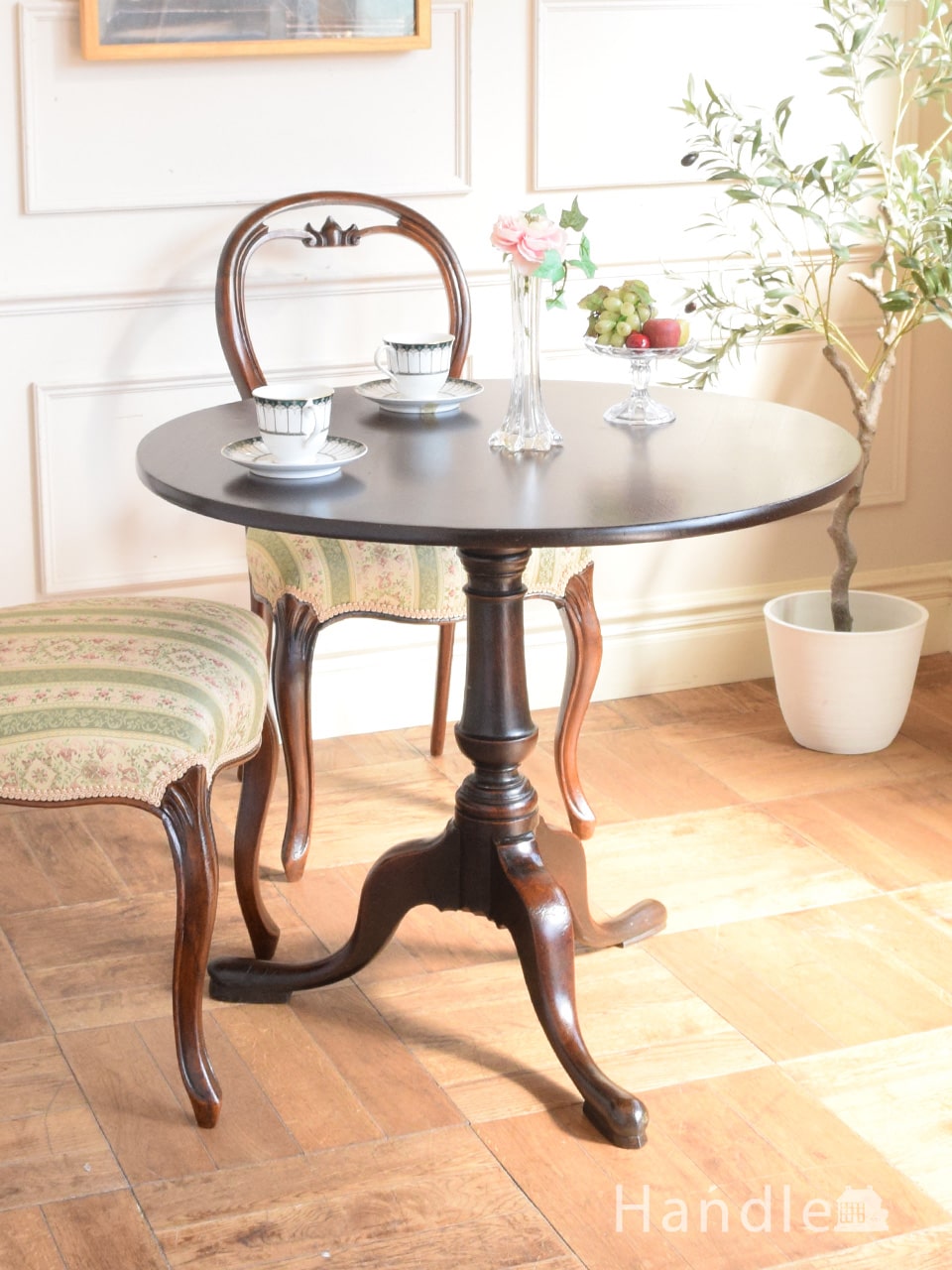 アンティークのラウンドテーブル、場所をとらず保管できる便利なティル