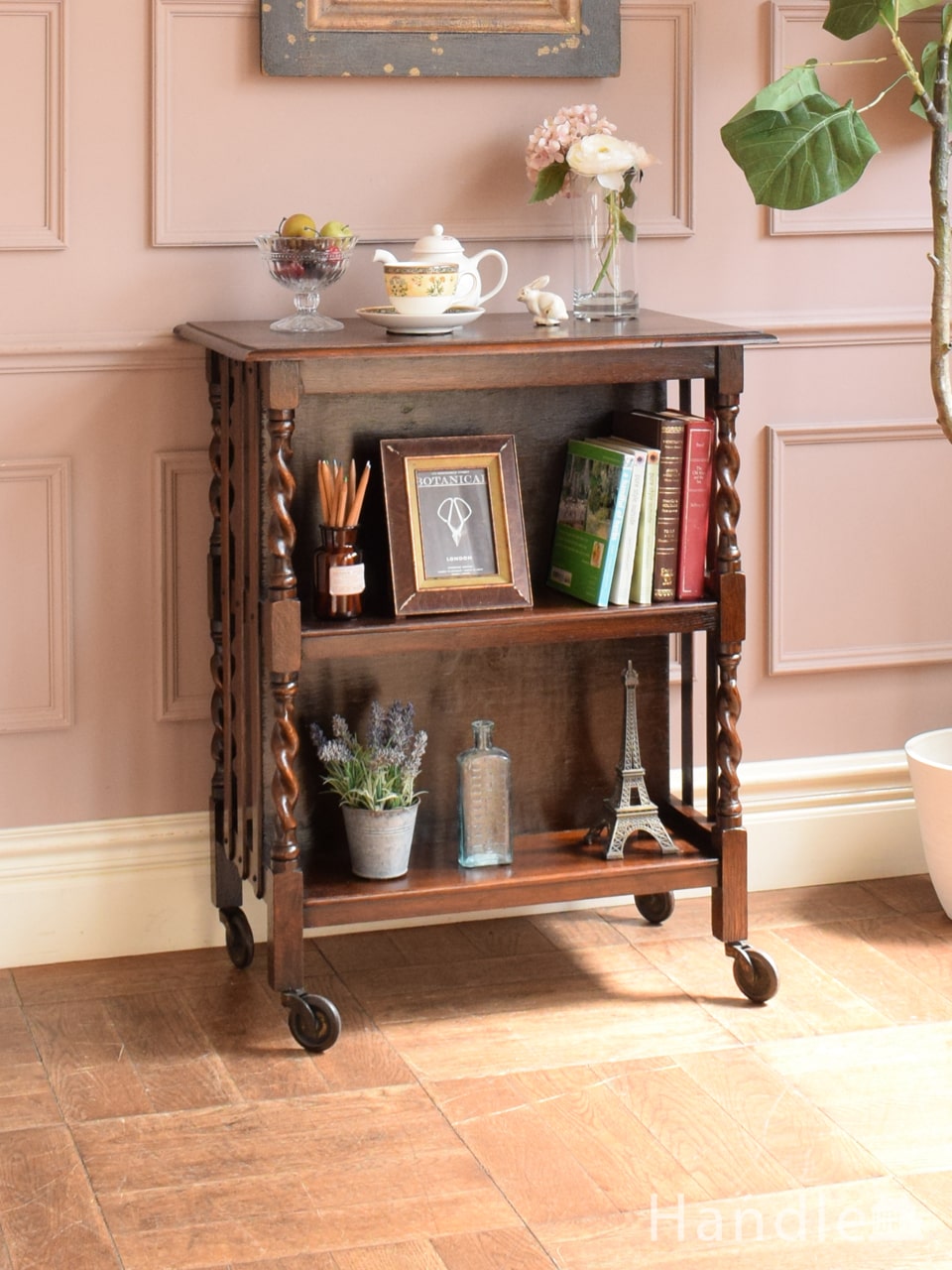 イギリスから届いたアンティークの本棚、ツイストが美しいキャスター