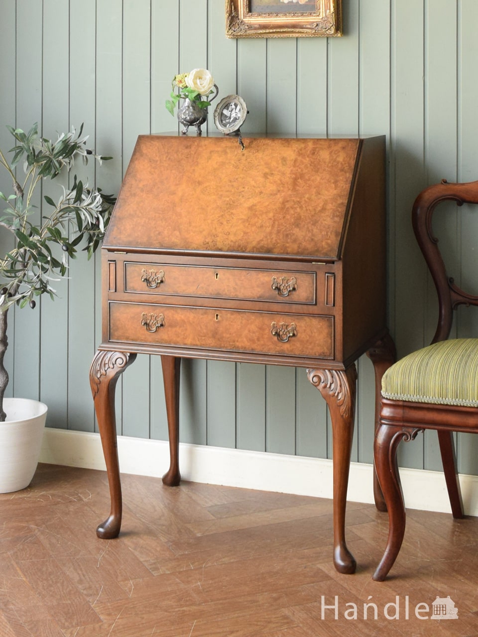 イギリスから届いたアンティークのビューロー、ウォールナット材の