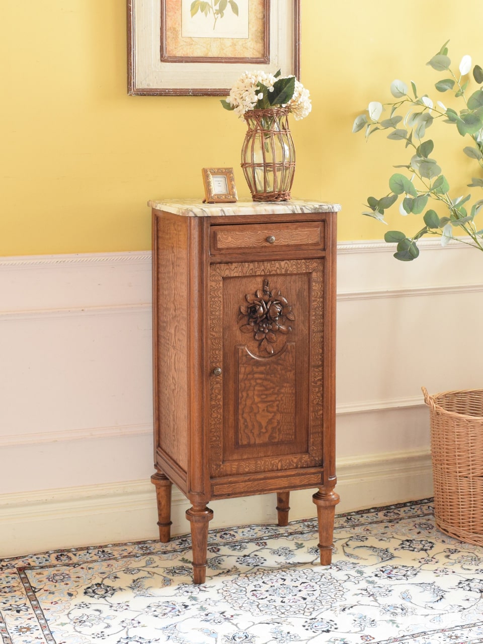 フランスから届いた天然大理石天板の美しい家具、扉の装飾が美しい