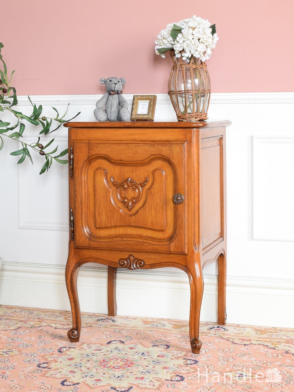 フランスから届いた猫足のアンティークキャビネット、左開き扉の